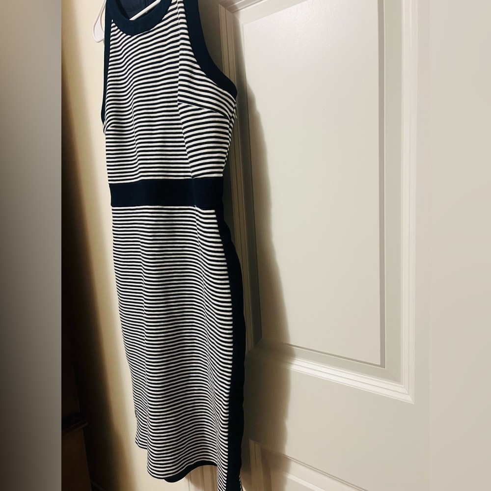 Ann Taylor size 8 white and navy striped dress with stretch.  Great condition! - Picture 8 of 8